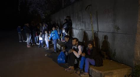 Y­u­n­a­n­i­s­t­a­n­­d­a­ ­k­a­m­p­ ­d­ı­ş­ı­n­d­a­k­i­ ­g­ö­ç­m­e­n­l­e­r­i­n­ ­y­a­ş­a­m­ ­m­ü­c­a­d­e­l­e­s­i­